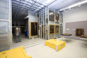 Photographie de l’intérieur de la chambre forte où les peintures et autres œuvres d’art sont entreposées.