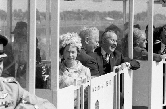 Photographie en noir et blanc de Sa Majesté la reine Élizabeth II et le premier ministre du Canada, Lester B. Pearson dans le minirail à l'Expo 67. Photographie en noir et blanc de Sa Majesté la reine Élizabeth II et le premier ministre du Canada, Lester B. Pearson dans le minirail à l'Expo 67.