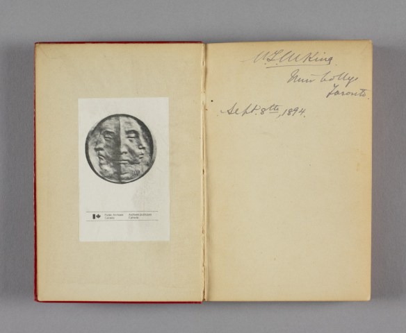 Photographie en couleur sur l’intérieur du plat recto d’un livre, avec l’inscription de William Lyon Mackenzie King datée du 8 septembre 1894 sur la page de droite. L’ex-libris Public Archives Canada/Archives publiques Canada est imprimé sur la page opposée.