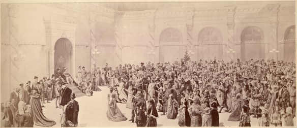 Image composite du grand bal costumé donné par le comte de Dufferin à Rideau Hall, le 23 février 1876. L’image produite au cours des mois qui ont suivi l’événement a probablement été terminée en mai ou en juin.
