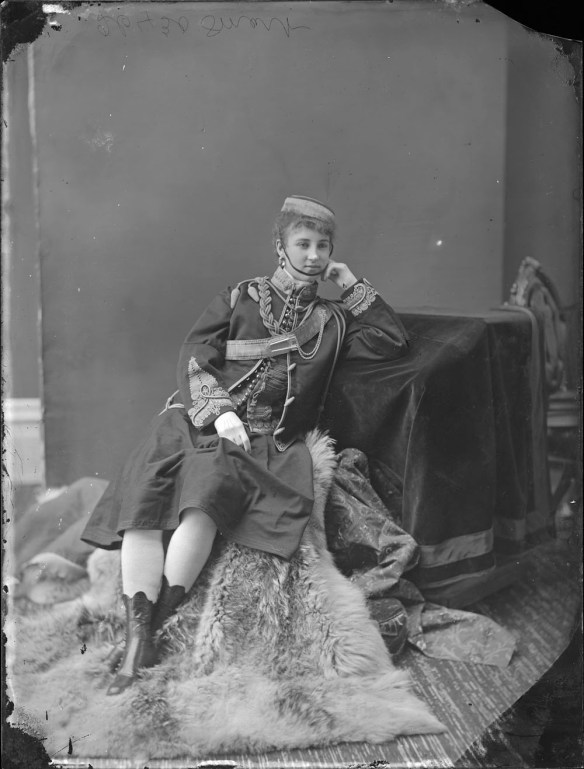 Mademoiselle Minnie Smart déguisée en « vivandière », une auxiliaire féminine de l’armée française chargée de vendre des aliments et des boissons aux soldats. 