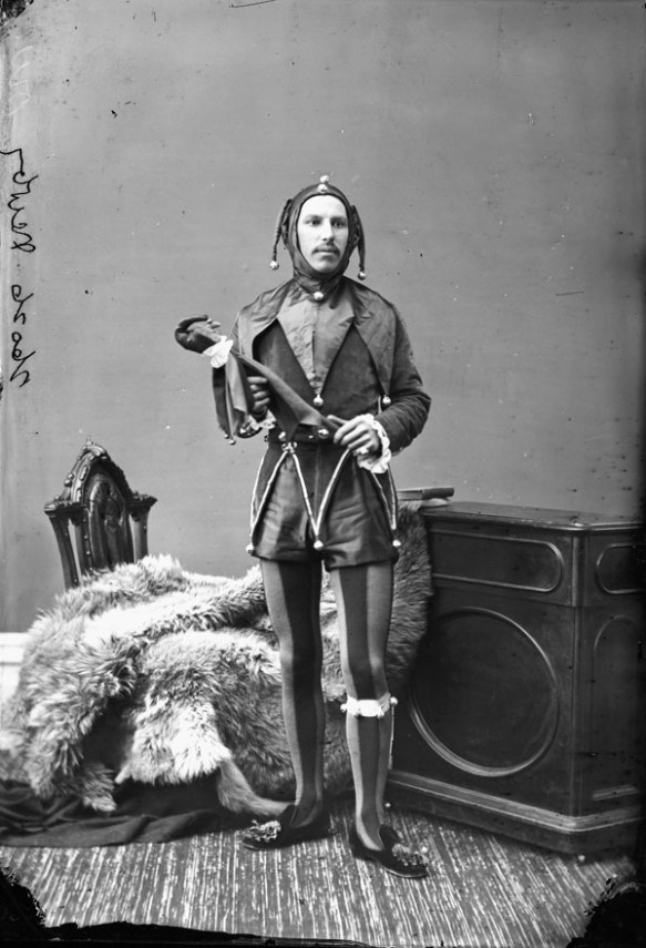 Monsieur Newby déguisé en « fou du roi ». Il porte le même costume à l’occasion d’un carnaval de patinage qui se déroule en 1881.