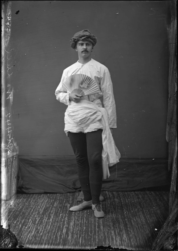 Monsieur Waddell déguisé en « barbare hindou ».