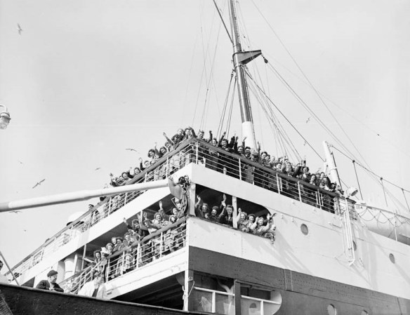 Des épouses de guerre en route vers le Canada à bord du S.S. Letitia disent au revoir à leurs familles et leurs amis.