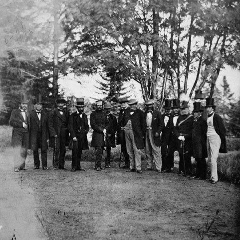 Parmi leurs pairs, on reconnaît l’honorable sir John A. Macdonald, l’honorable sir George-Étienne Cartier et le lieutenant-colonel John G. Irvine