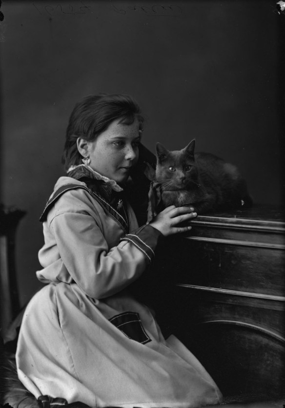 Mademoiselle E. Pattie avec un chat, 1873