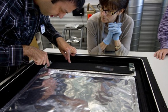 Des restaurateurs posent à l’intérieur du boîtier un tissu de carbone activé qui permet de filtrer l’air, absorbant ainsi les polluants atmosphériques.