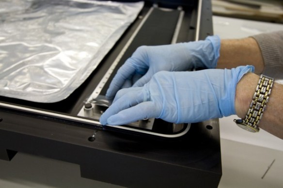 Le sac argenté dans le boîtier joue le rôle d’un soufflet qui régularise la pression de l’air une fois que le boîtier est scellé afin d’éviter un changement de température ou de pression atmosphérique.