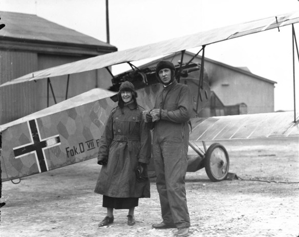Le majeur W. G. Barker, C.V., devant le Fokker D.VII capturé à l'aérodrome Hounslow, avril 1919.
