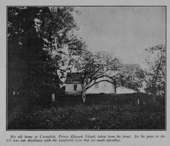 Photo noir et blanc tirée du magazine Everywoman’s World représentant une maison cachée par des arbres fruitiers, avec un bosquet d’arbres à la gauche. Légende : Le devant de mon ancienne maison à Cavendish (Île du Prince Édouard). Dans le bosquet à gauche se trouvait notre maisonnette avec une porte fantastique que nous avions aménagée nous mêmes.