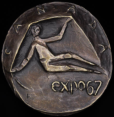 Photo d’une médaille en bronze représentant une image stylisée d’une personne assise, avec le mot « Canada » inscrit en haut, le long du bord de la pièce, et la mention « expo67 » en bas à droite.