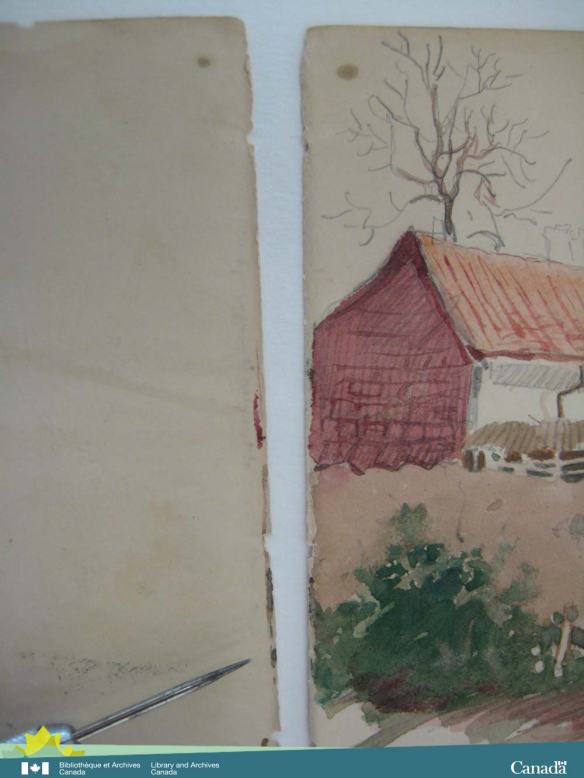 Photographie en couleurs de deux pages. On voit, sur le bord droit de la page de gauche, une étroite ligne d’aquarelle qui est la suite du dessin.