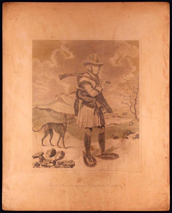 Plaque de cuivre illustrant le capitaine George Cartwright en train d’inspecter ses pièges à renard pendant l’hiver, au Labrador. Il est chaussé de raquettes, transporte un fusil sur une épaule et tient un chien en laisse, attaché à sa ceinture.