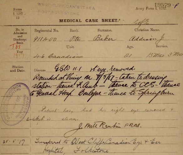 Reproduction en couleur d’un formulaire détaillant les antécédents médicaux d’un soldat. Dans le cas présent, le soldat a subi une blessure par balle à l’œil.