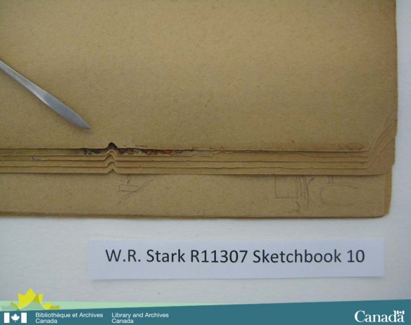 Photographie couleur d’un cahier de dessins montrant un morceau de papier de forme triangulaire qui manque au même endroit sur plusieurs pages