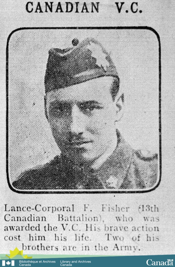 Coupure de journal d’une photographie à l’aspect granuleux du caporal suppléant Fisher accompagnée de la légende suivante : « Le caporal suppléant F. Fisher (13e Bataillon du Canada) qui a reçu la VC. Sa bravoure lui a coûté la vie. Deux de ses frères sont dans l’Armée » [TRADUCTION LIBRE].
