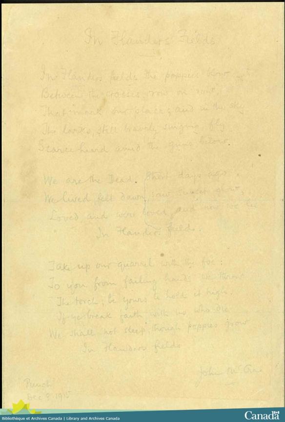 Le poème « In Flanders Fields »manuscrit sur du papier jauni avec une encre très décolorée. 