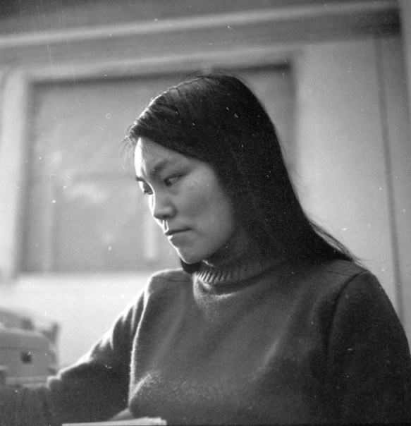 Photographie d’une jeune femme inuite vêtue d’un col roulé et regardant vers le bas, Baker Lake (Qamanittuaq), Nunavut, 1969
