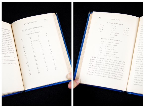 Photographie en couleur de deux pages d’un livre en écriture syllabique crie, donnant des exemples de caractères syllabiques. La première page montre des caractères syllabiques initiaux ou primaires, et des exemples de syllabes. La deuxième page montre des exemples de caractères syllabiques finaux ou terminaux, et des exemples de formation de mots. 