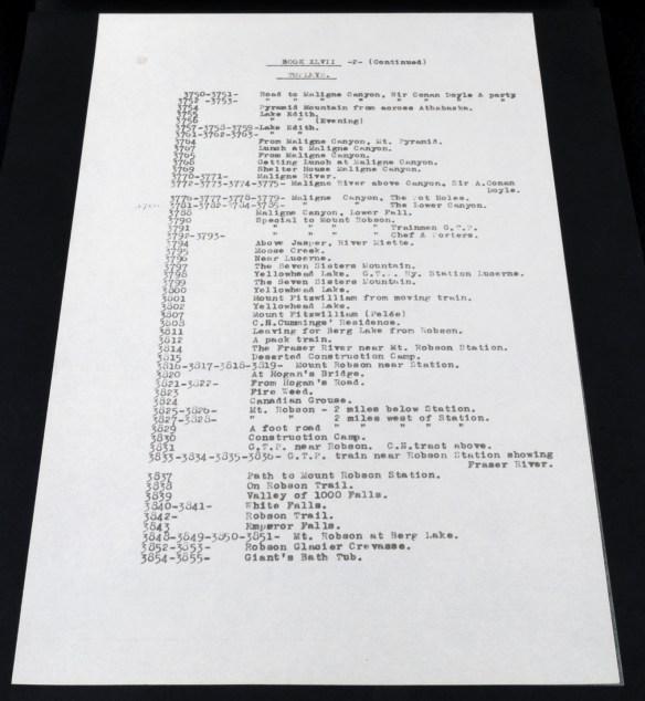 Photographie d’une liste dactylographiée de numéros de photographies et de noms de lieux situés le long du Grand Trunk Railway.