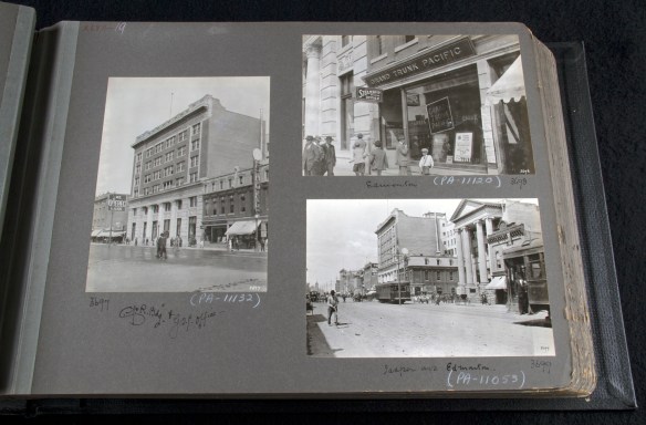 Photographie d’un album photos, montrant trois photographies en noir et blanc d’une ville.