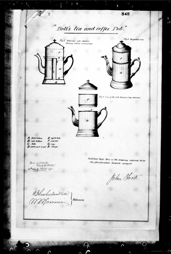 Une reproduction en noir et blanc de trois dessins d’une cafetière-théière tirée d’une demande de brevet.