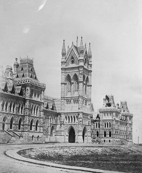 Photo noir et blanc du premier édifice du Centre sur la Colline du Parlement