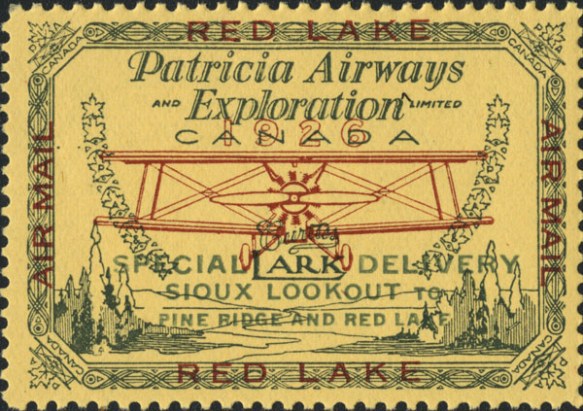 Un timbre-poste-avion illustrant un biplan monomoteur survolant un lac et des forêts. On peut lire : « Patricia Airways and Exploration Limited, Canada. Lark. Special delivery: Sioux Lookout to Pine Ridge and Red Lake ». (Lark étant le modèle de l’avion représenté. Livraison par exprès : de Sioux Lookout à Pine Ridge et à Red Lake.) Le timbre-poste est jaune, l’avion est de couleur rouille et les arbres, le lac et le contour sont verts.