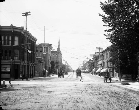 Photographie en noir et blanc d’une intersection de deux artères.