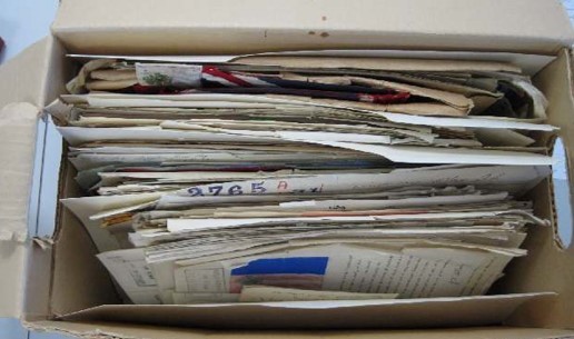 Un contenant ouvert dans lequel se trouvent des documents textuels prêts à être évalués