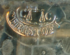 Gros plan d’une marque de plaque complète du fabricant français de daguerréotypes CHRISTOFLE.