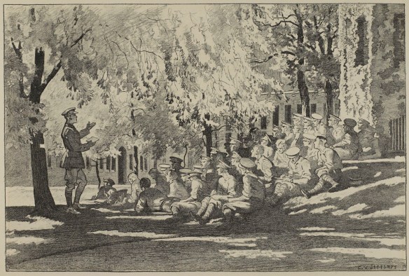Lithographie noir et blanc montrant des officiers assis à l’ombre, dans le gazon, devant un édifice couvert de lierre. Ils écoutent un officier qui est debout devant le groupe.