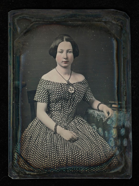 Photographie en couleur montrant le même daguerréotype, sans le verre abîmé.