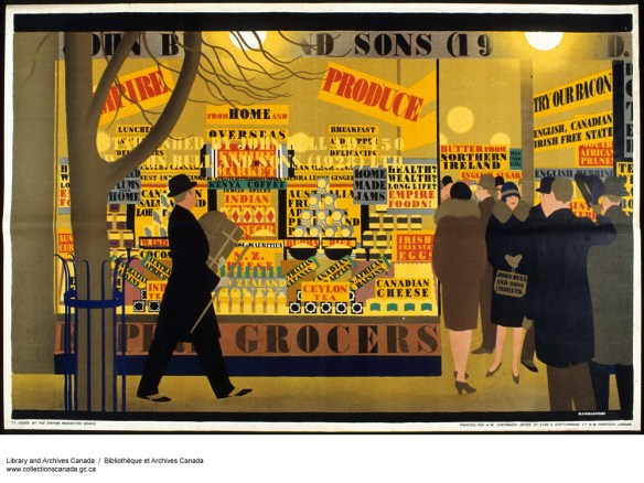 Image en couleur d’un homme marchant devant une épicerie bien éclairée qui fait la promotion des produits de l’Empire. Des hommes et des femmes entrent dans le magasin et en sortent.
