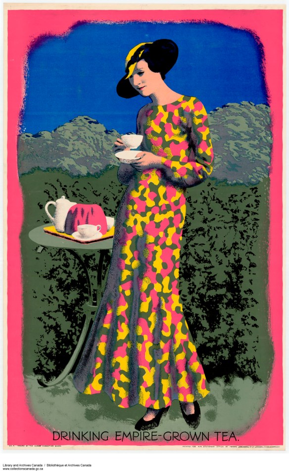 Affiche en couleur d’une femme portant une longue robe et tenant une tasse de thé à la main, debout à côté d’un plateau de thé posé sur une table. Le titre est : Boire du thé cultivé dans l’Empire.