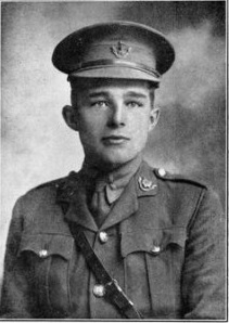 Photographie en noir et blanc d’un jeune homme portant une casquette et un uniforme, le regard projeté derrière le photographe.