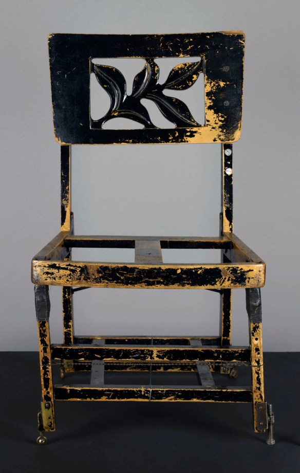 Photographie en couleur montrant une chaise en bois très usée