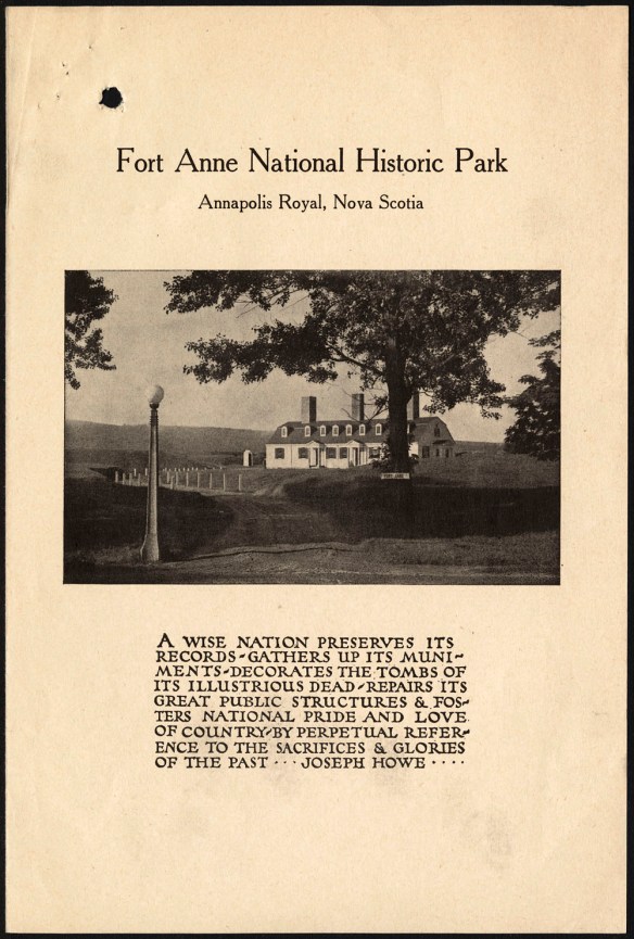 La page frontispice de ce dépliant du lieu historique national du Fort-Anne montre une photo du parc sur laquelle figure la maison du gardien derrière un arbre. On voit au loin les murs du fort. Une citation de Joseph Howe est inscrite sous la photo.