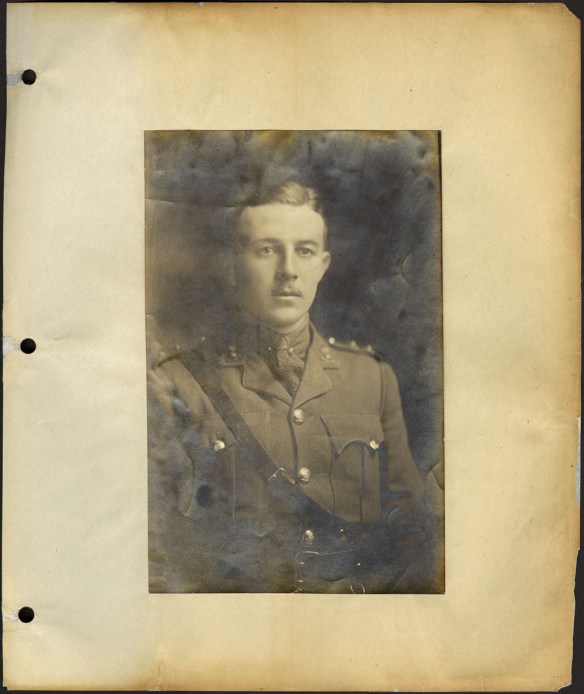 Photographie en noir et blanc jaunie d’un officier en uniforme.