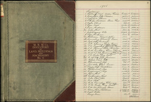 Image couleur montrant la couverture du registre d’inventaire des terrains, des édifices et de la machinerie, et image de la page 9 de l’année 1906.
