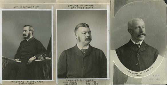 Photographies noir et blanc montrant le portrait de trois hommes d’un certain âge.