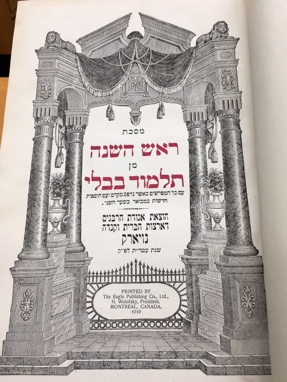 Photographie en couleur d’un livre ouvert, montrant des écrits en caractères hébraïques.