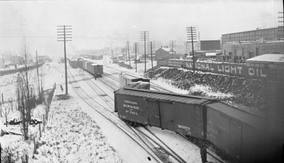 Une photo en noir et blanc montrant un déraillement dans la gare de triage. 