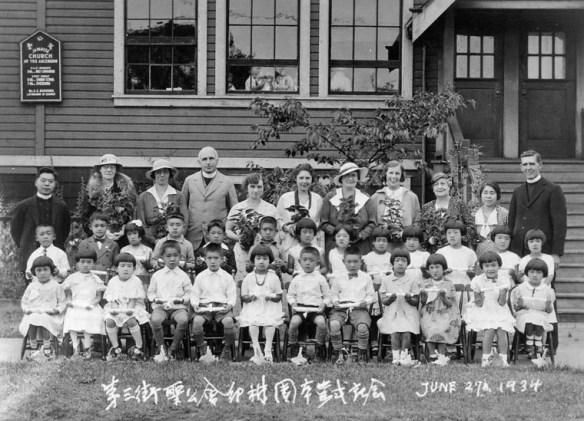 Photographie en noir et blanc d'une classe d'enfants du jardin de la petite enfance avec les enseignants dans le dernier rang.