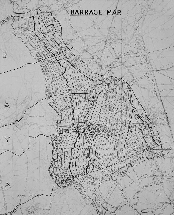 Une carte en noir et blanc montrant la zone autour de la crête de Vimy. La carte est couverte de lignes sinueuses, représentant le barrage d’artillerie roulant tandis que les différents objectifs de l’attaque (noir, rouge, bleu et brun) sont représentés par des lignes plus épaisses.