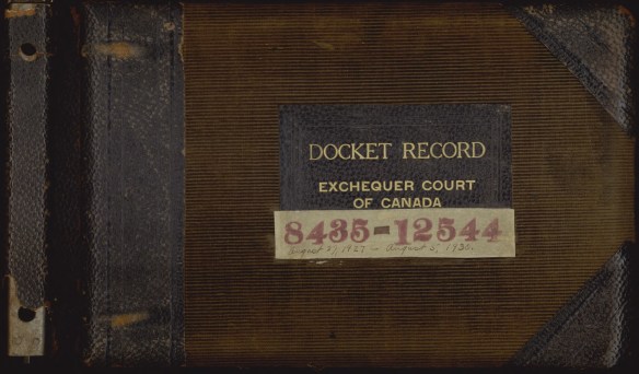 Page couverture d’un album en cuir et en velours cordé usés, sur laquelle est écrit : « Docket Record. Exchequer Court of Canada. 8435-12544. August 27, 1927 – August 5, 1930 ». 