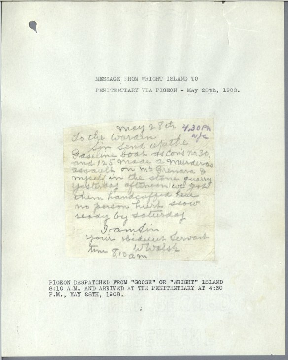 Note manuscrite collée sur une page dactylographiée avec une description du contenu de la note et intitulée « Message from Wright Island to the Penitentiary via Pigeon – May 28th, 1908 » (« Message envoyé de l’île Wright au pénitencier par l’entremise d’un pigeon – le 28 mai 1908 »).