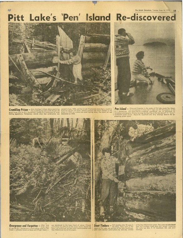 Un article de journal intitulé « Pitt Lake’s ‘Pen’ Island Re-discovered » (« Redécouverte de l’île du Pen sur le lac Pitt ») accompagné de quatre photographies en noir et blanc du camp de travail en piteux état.