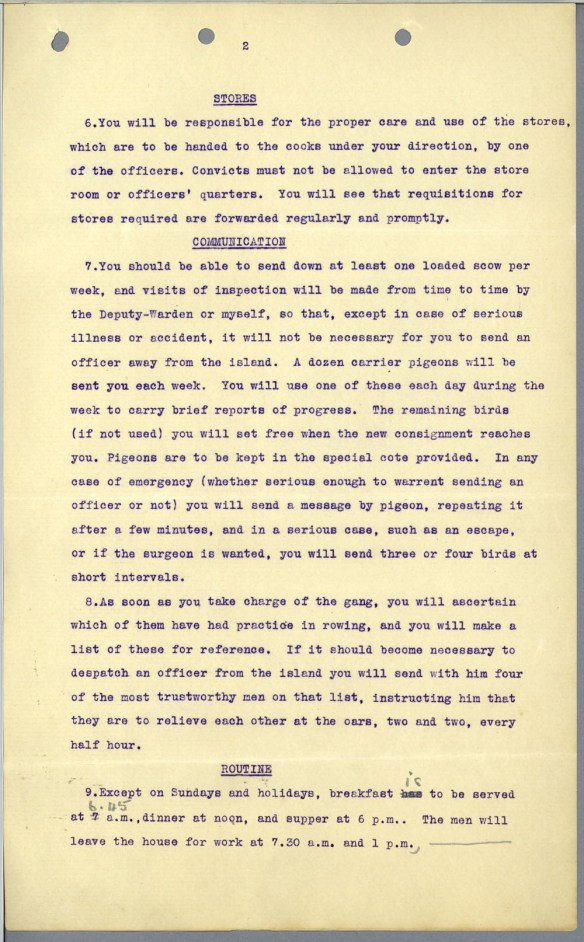Une page dactylographiée et ronéotée décrivant les modes de communication réguliers et urgents à employer avec les pigeons voyageurs entre l’île Goose et le pénitencier de New Westminster. 