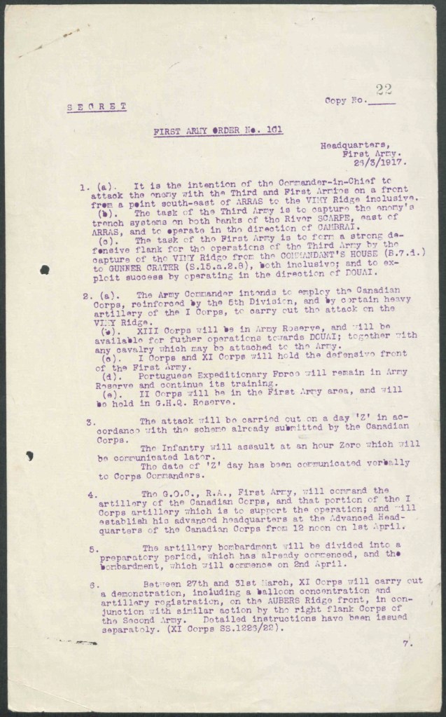 Deux pages de commandes dactylographiées et miméographiées décrivant la cible, les armées utilisées, la date et l’heure de l’attaque (« Jour Z »), l’utilisation de l’artillerie, l’utilisation de tactiques trompeuses pour masquer l’ampleur de la force de frappe, les plans d’urgence concernant le retrait des troupes allemandes avant le jour Z et l’emplacement du principal quartier général avancé de l’armée en date du 4 avril.